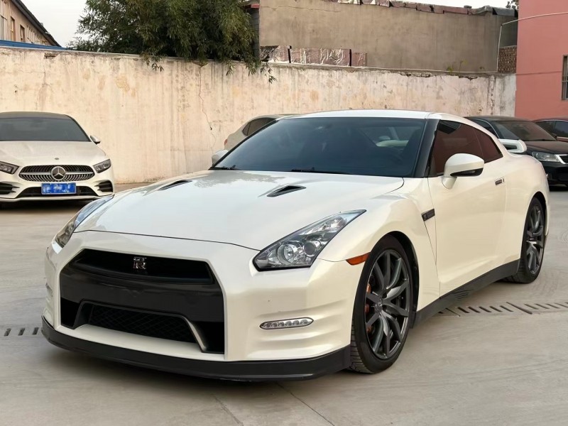 济宁14年日产GT-R2