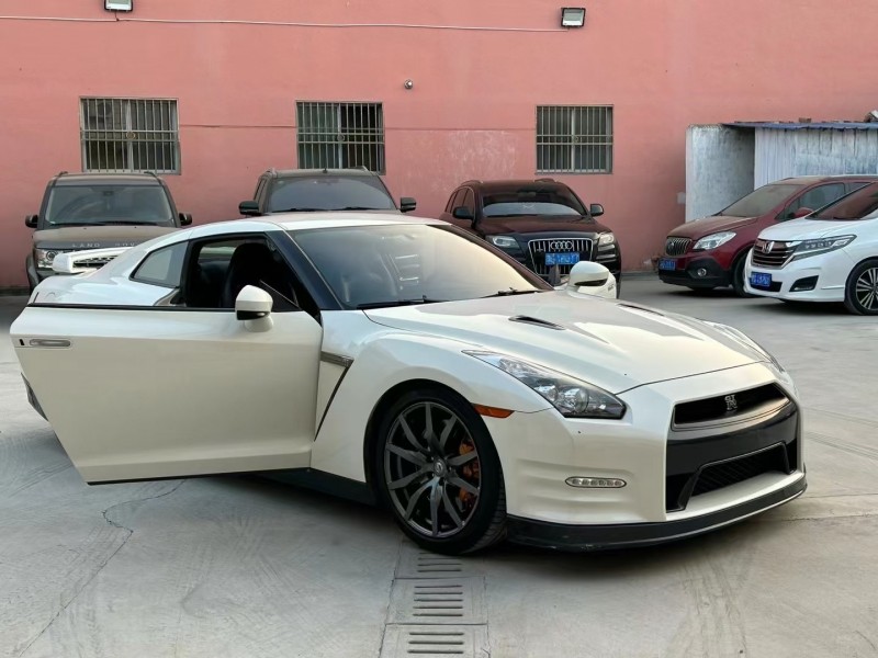 济宁14年日产GT-R3