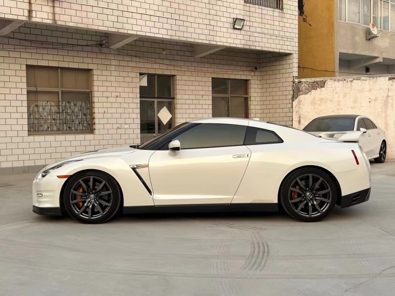 济宁14年日产GT-R4