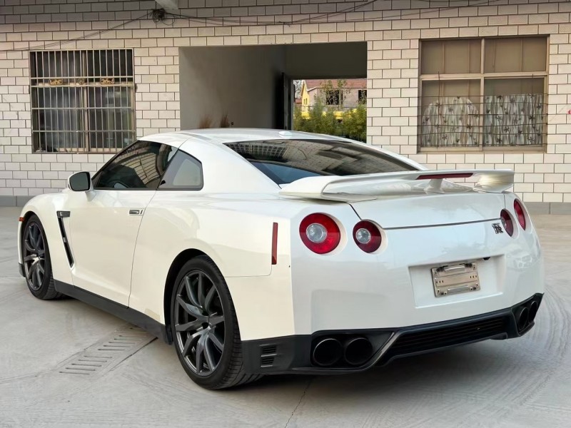 济宁14年日产GT-R5