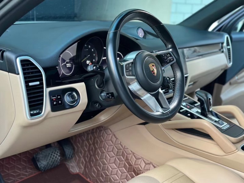 济宁19年保时捷卡宴5