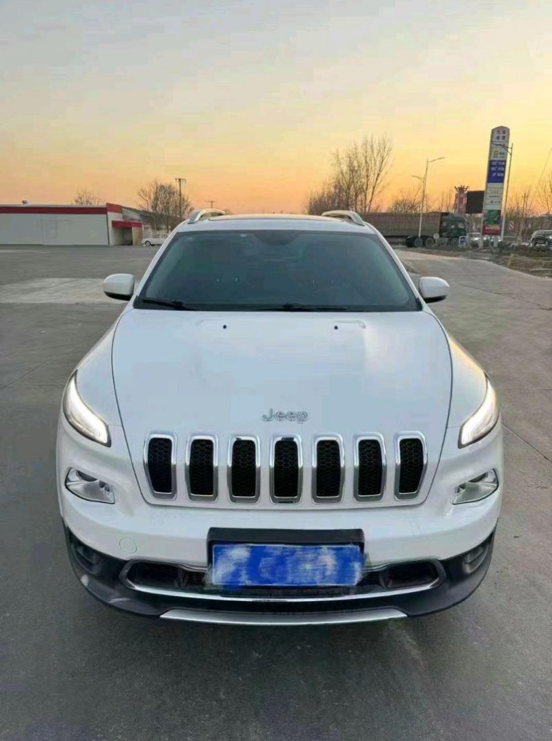 枣庄17年Jeep自由光1