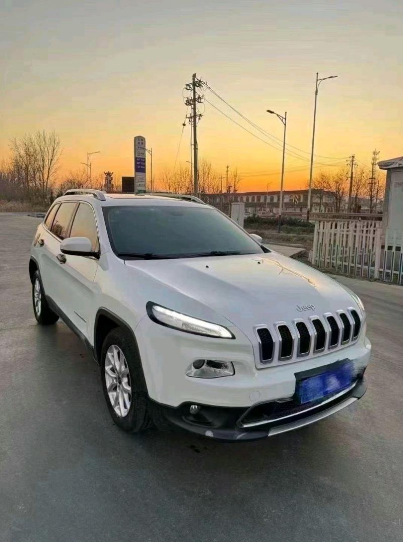 枣庄17年Jeep自由光2