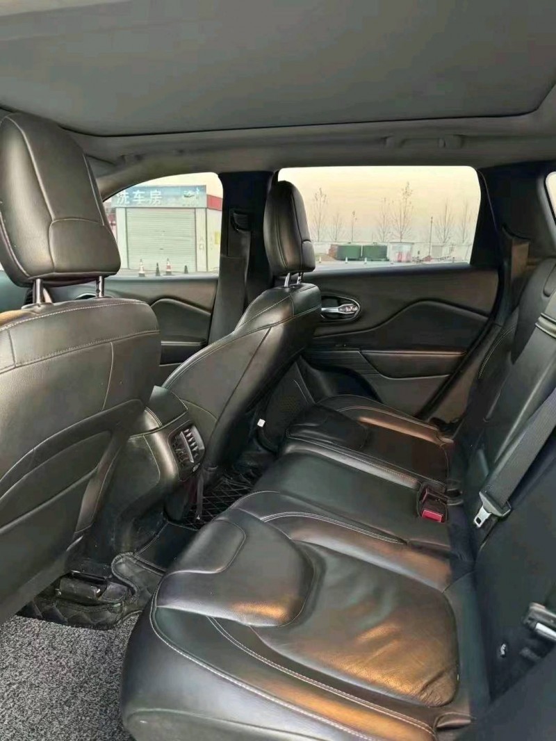 枣庄17年Jeep自由光3