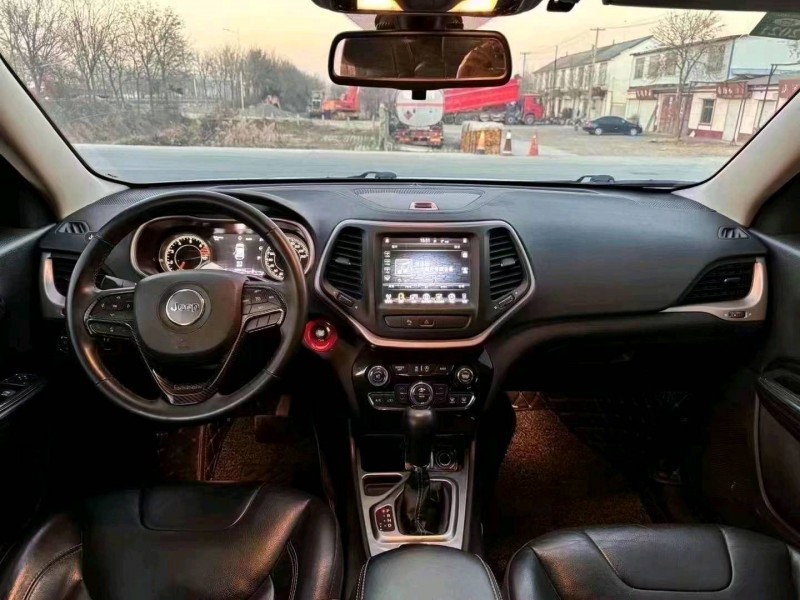 枣庄17年Jeep自由光4