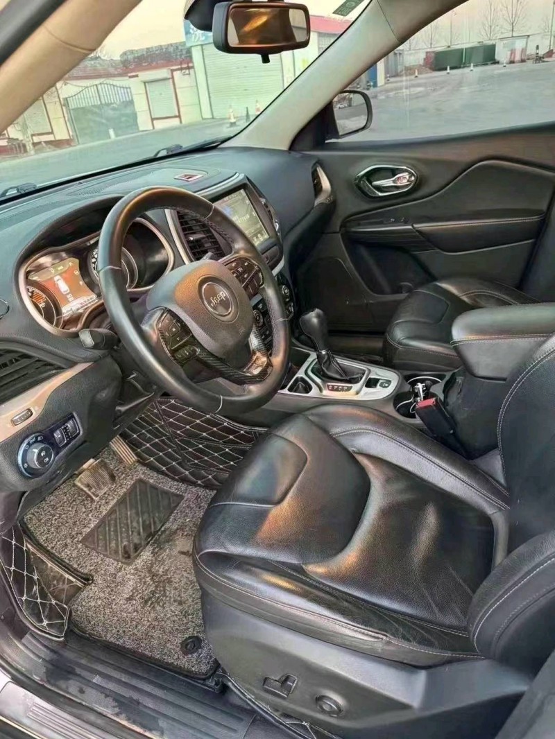 枣庄17年Jeep自由光5