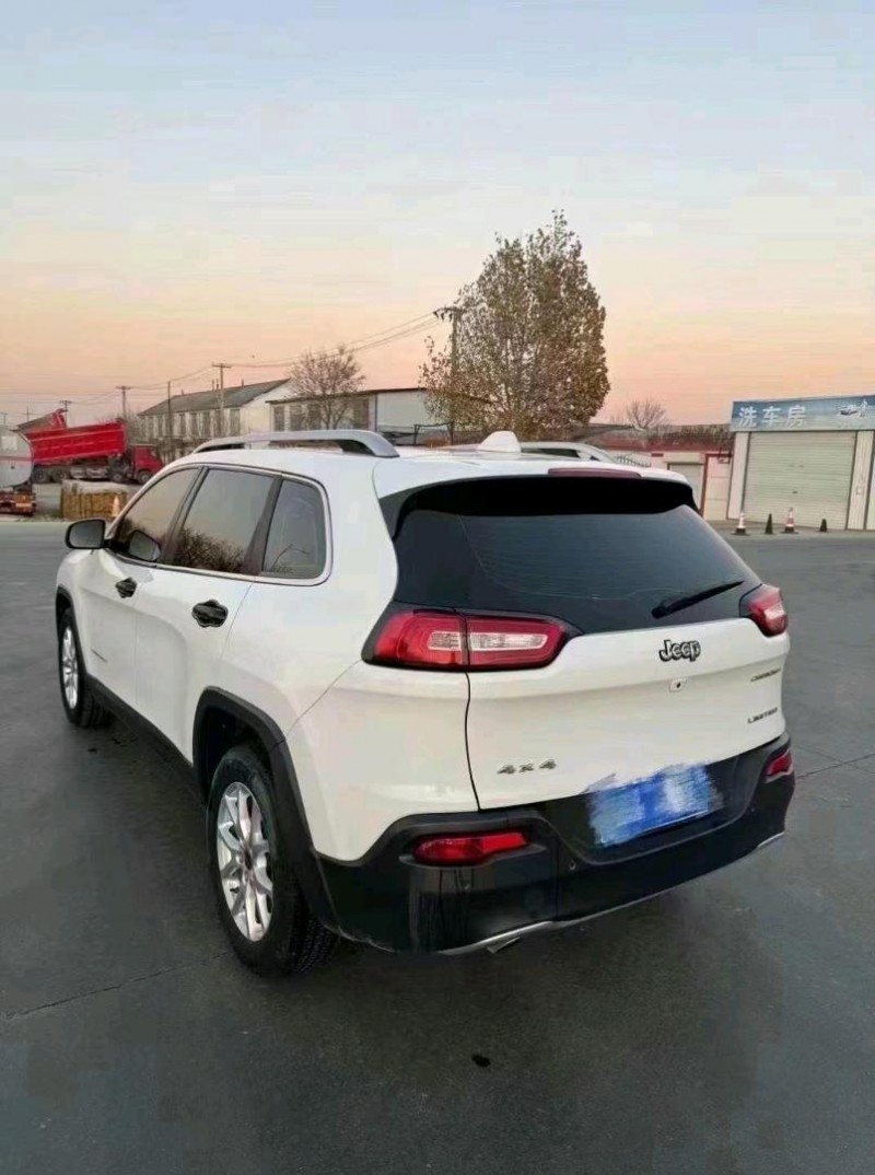 枣庄17年Jeep自由光6