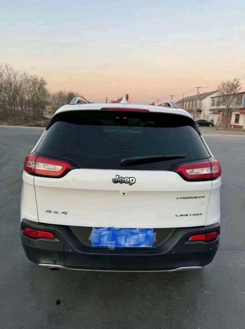 枣庄17年Jeep自由光8