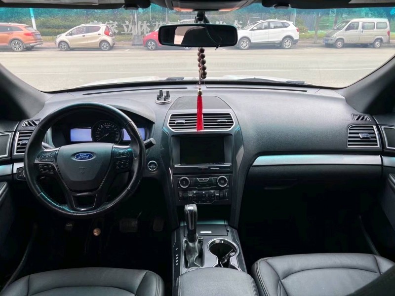 济宁16年福特探险者4
