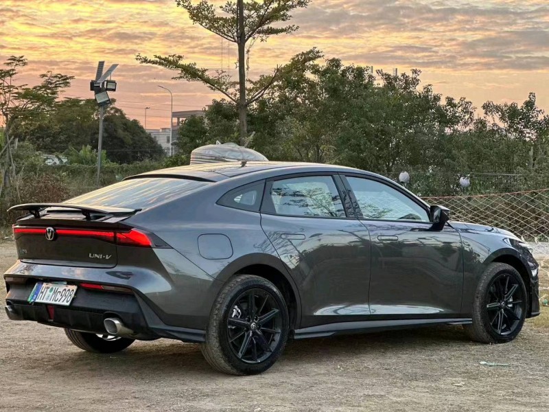 汕头23年长安汽车UNI-V8