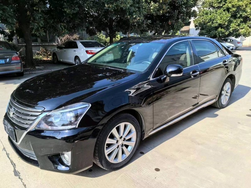 武汉13年丰田皇冠3