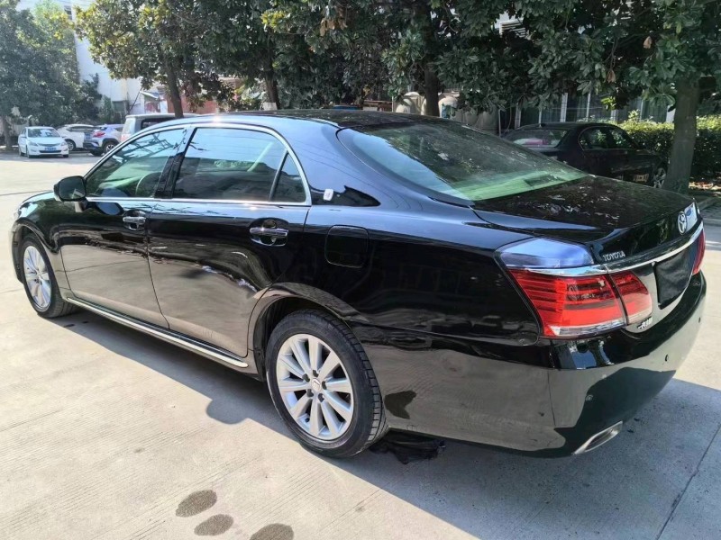 武汉13年丰田皇冠8