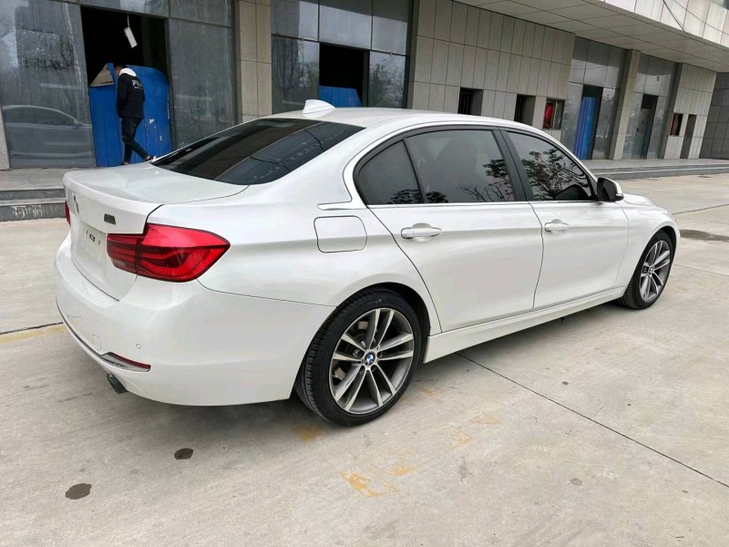 济宁16年宝马3系8