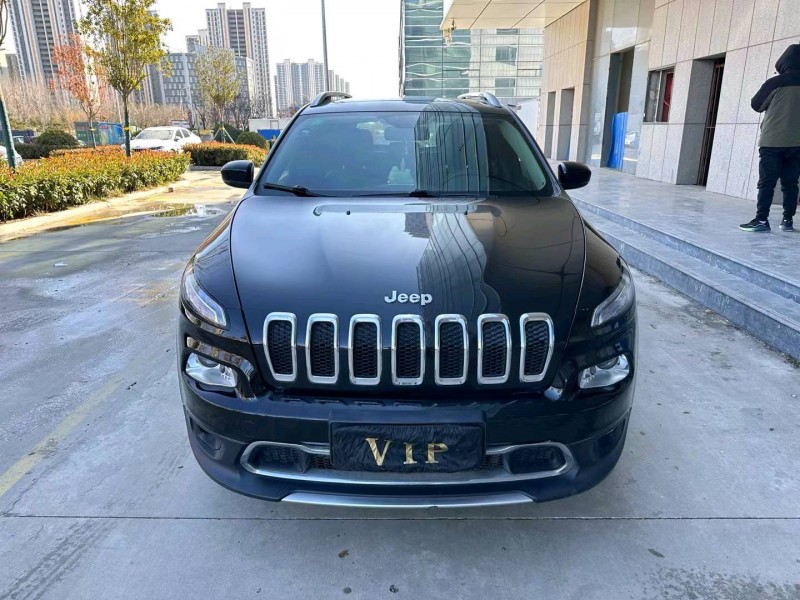 济宁19年Jeep自由光1