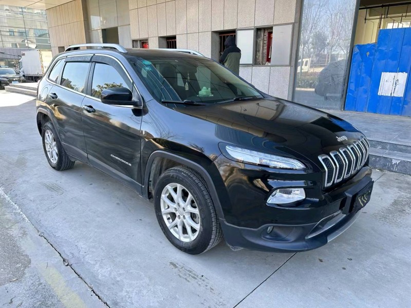 济宁19年Jeep自由光3