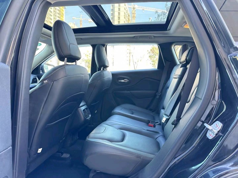 济宁19年Jeep自由光4