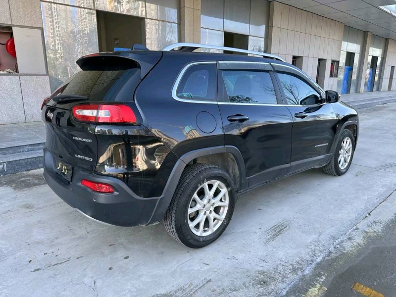 济宁19年Jeep自由光7