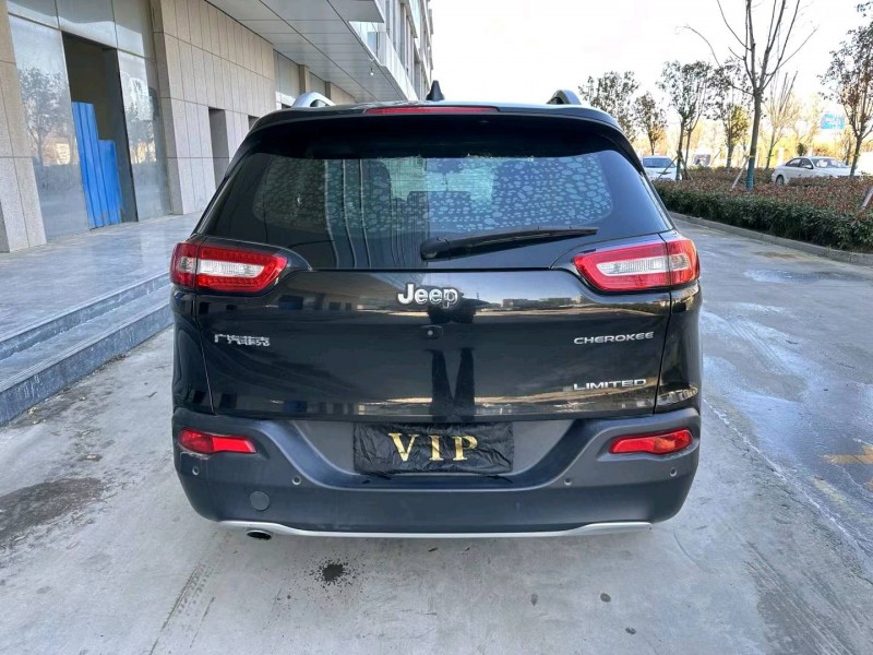 济宁19年Jeep自由光8