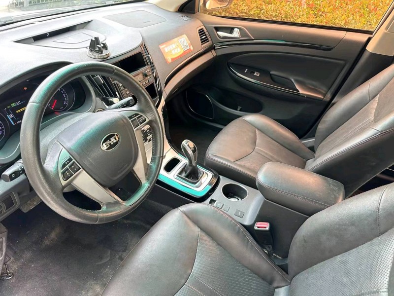 济宁17年比亚迪e56