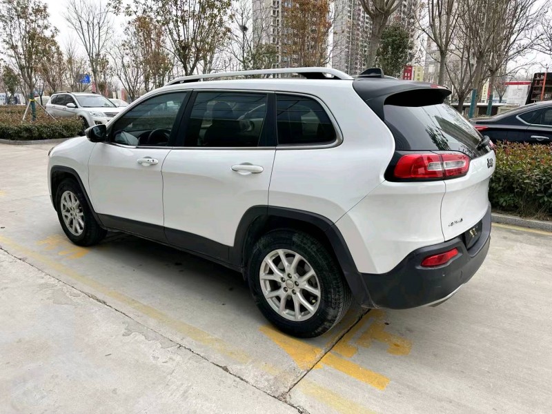 济宁16年Jeep自由光7