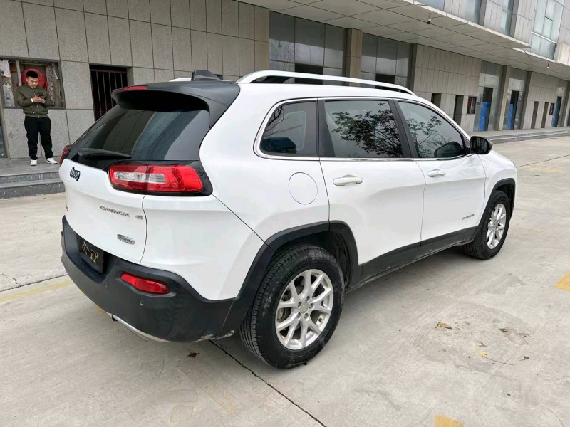 济宁16年Jeep自由光8