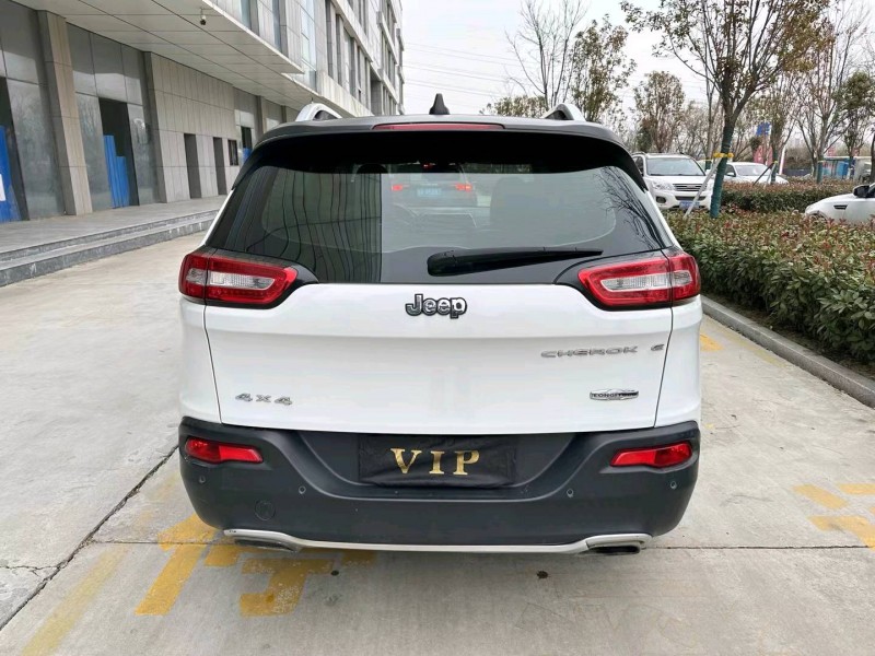 济宁16年Jeep自由光9