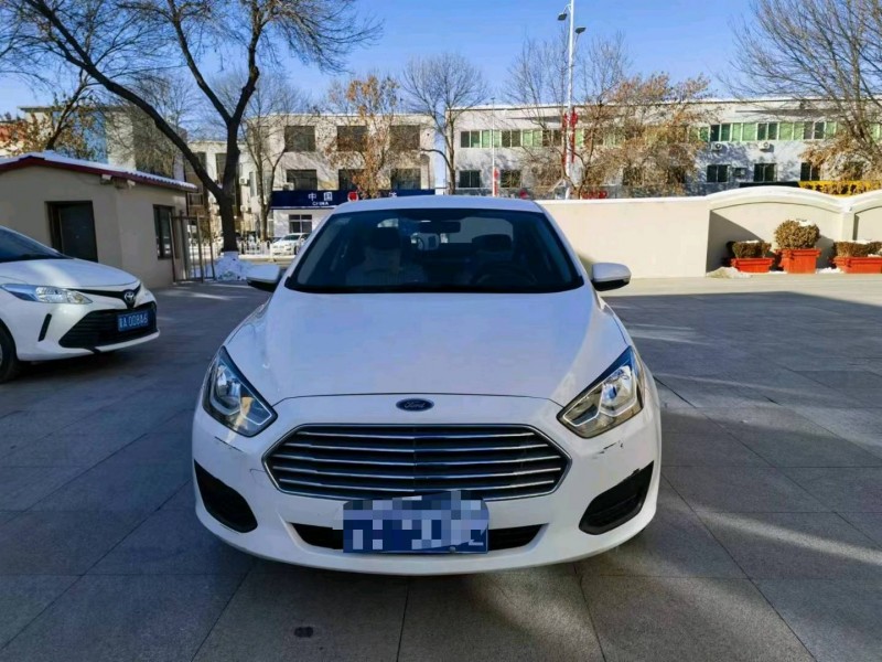 保定17年福特福睿斯1