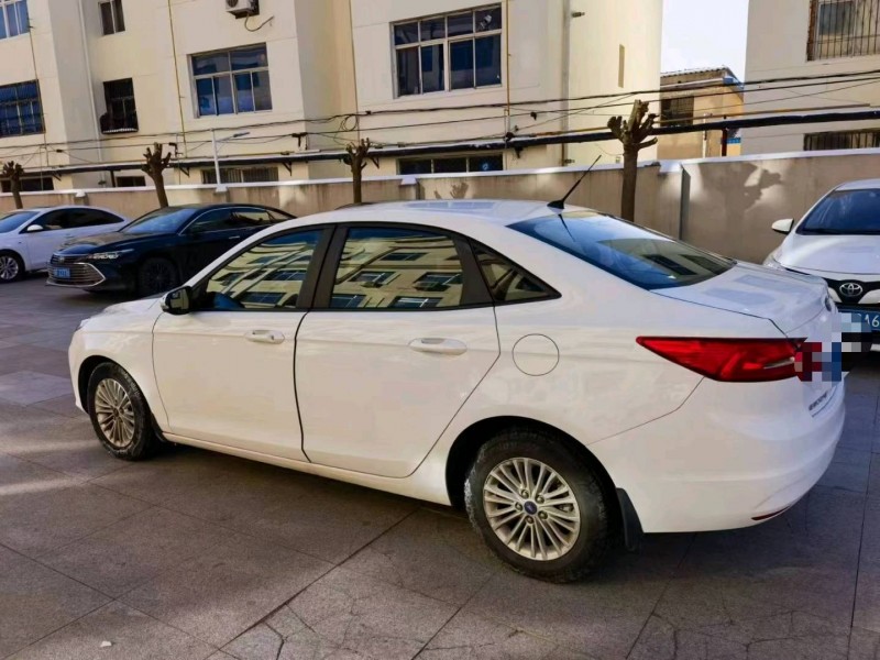 保定17年福特福睿斯8