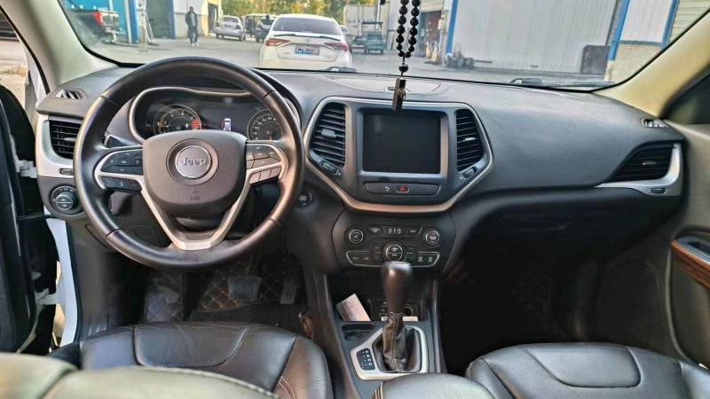 枣庄18年Jeep自由光2