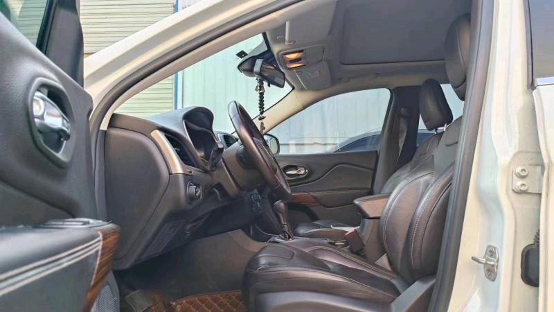 枣庄18年Jeep自由光5