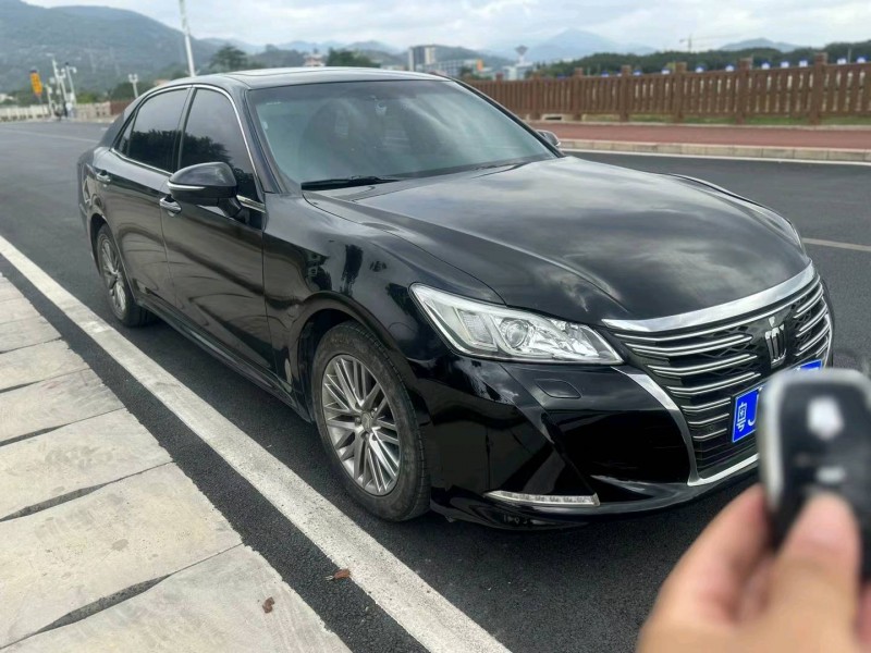 广州16年丰田皇冠3