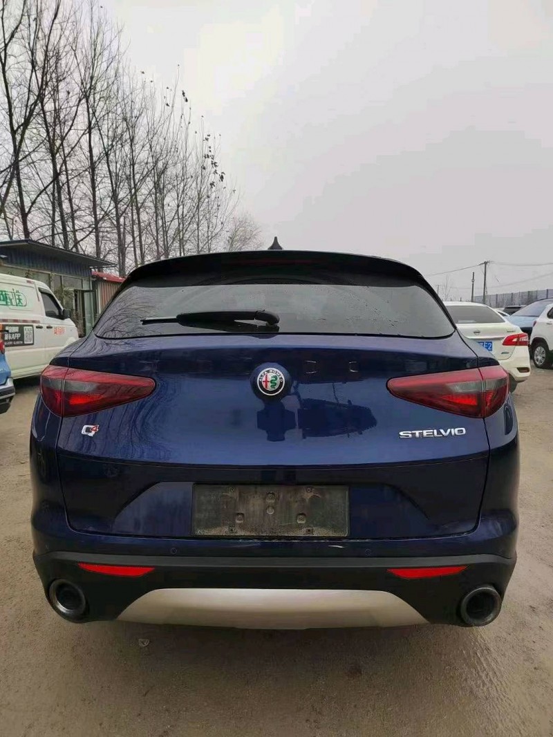 枣庄19年阿尔法·罗密欧Stelvio3