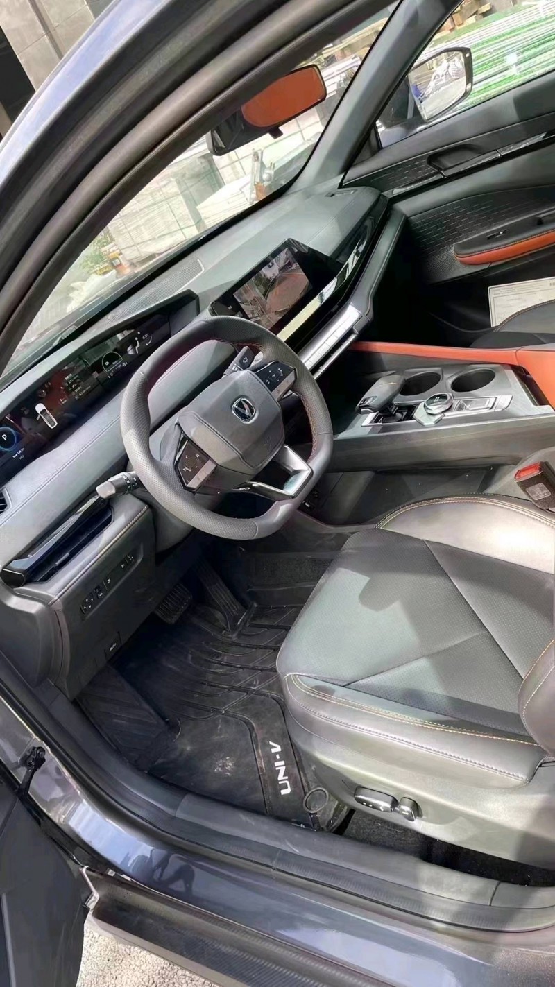 成都23年长安汽车UNI-V6