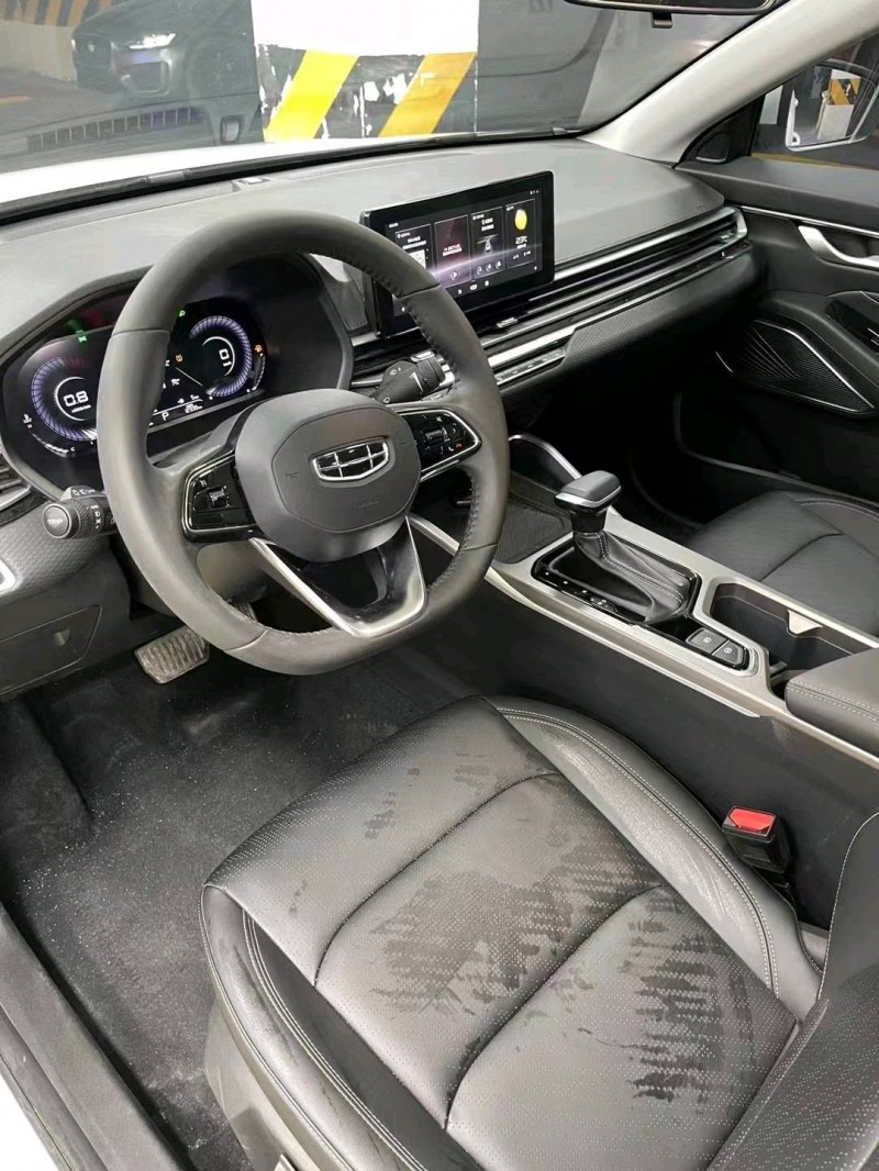 成都22年吉利帝豪5