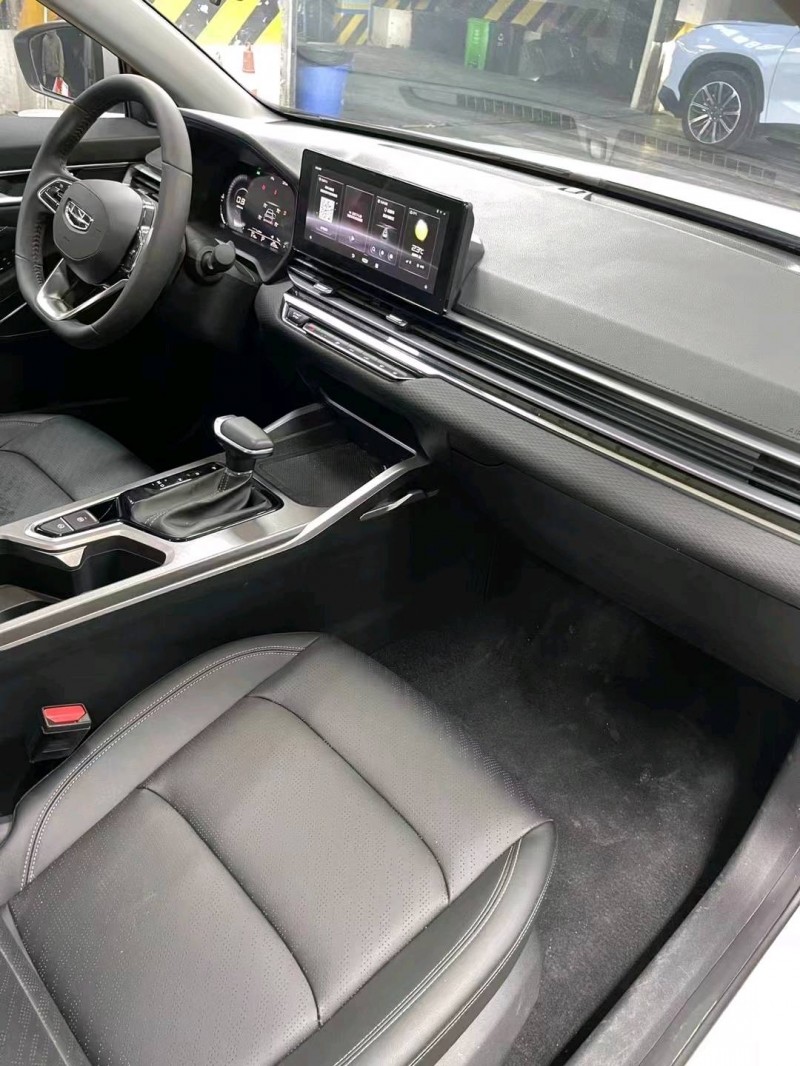 成都22年吉利帝豪8