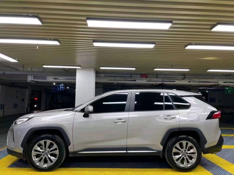 成都21年丰田威兰达3