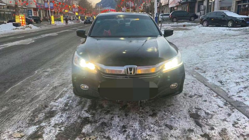 邢台17年本田雅阁1