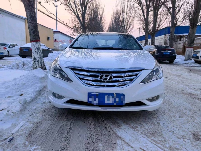 保定12年现代索纳塔八1