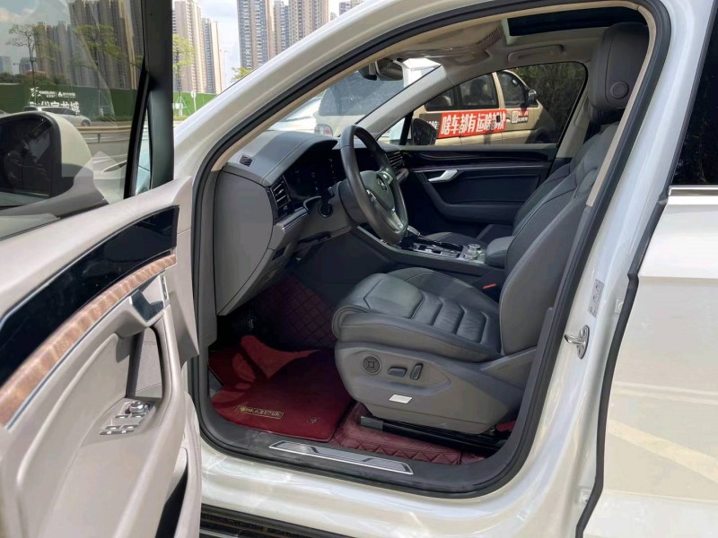 佛山19年大众途锐6