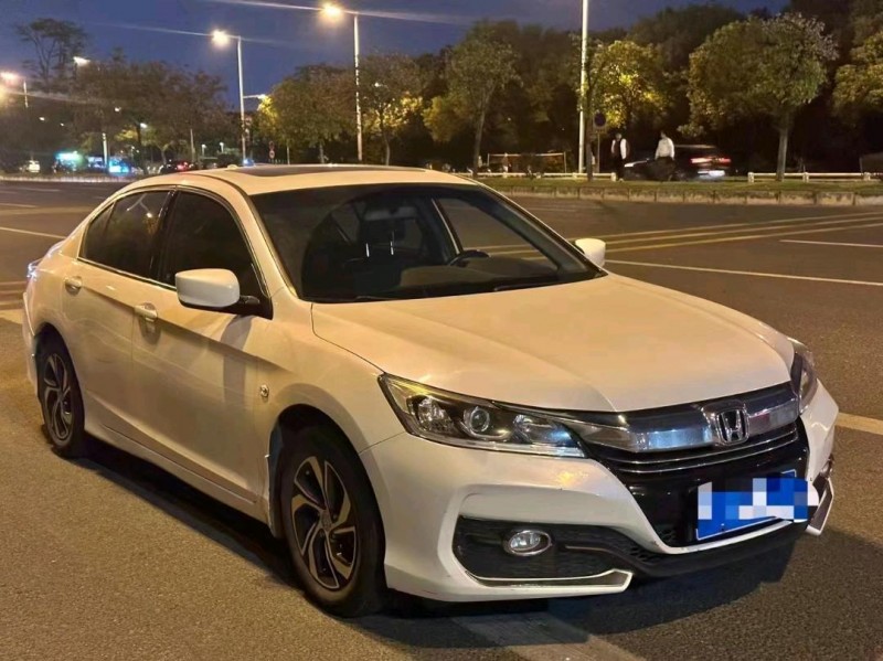 深圳17年本田雅阁8