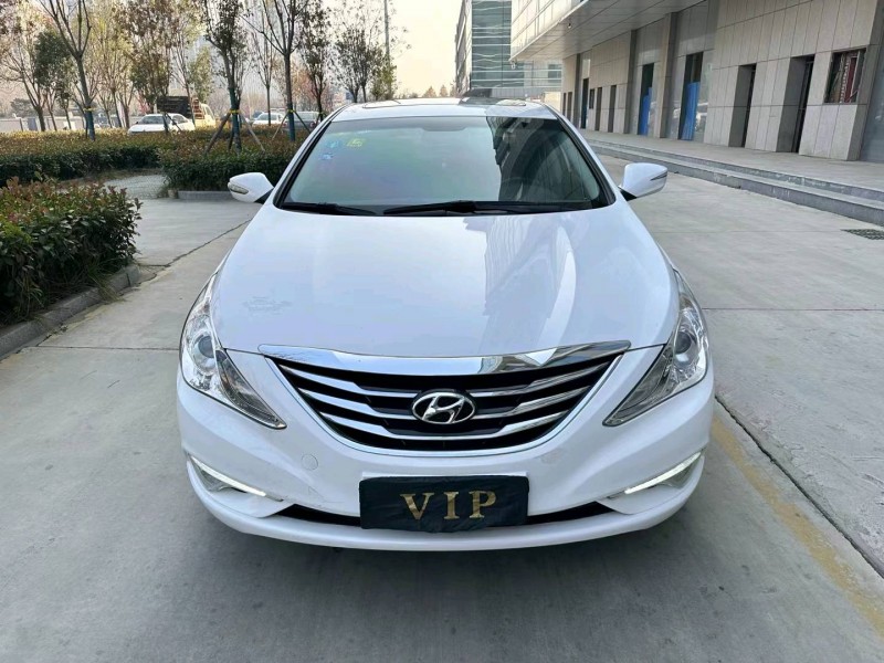 济宁17年现代索纳塔八1