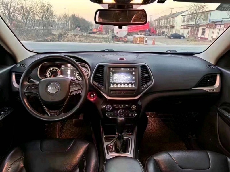 东营17年Jeep自由光6