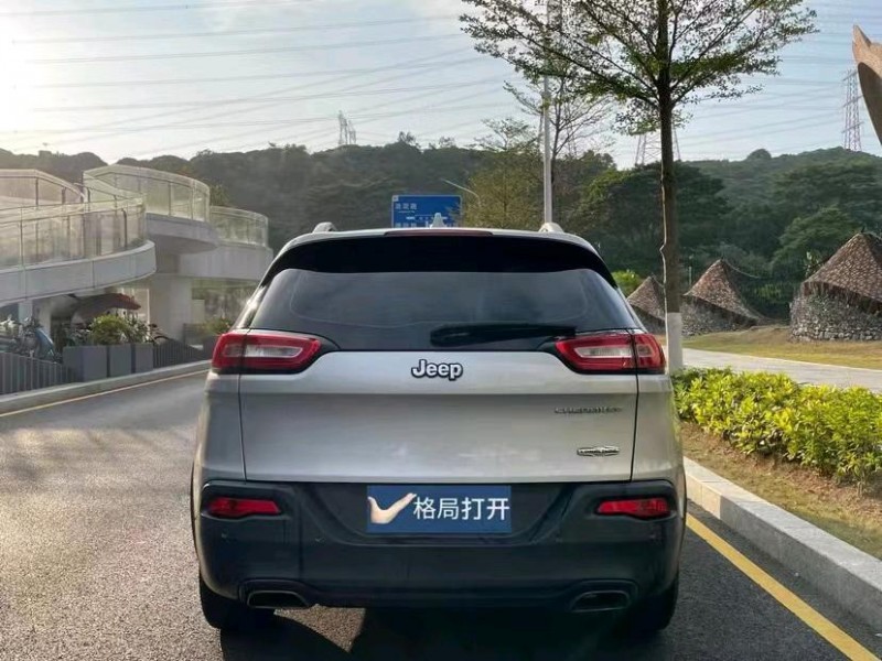深圳16年Jeep自由光9