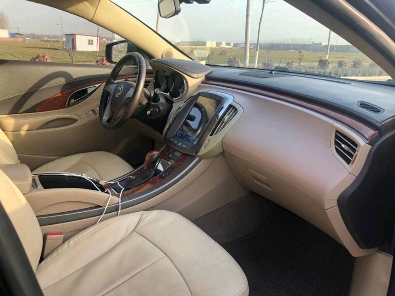 东营12年别克君越3