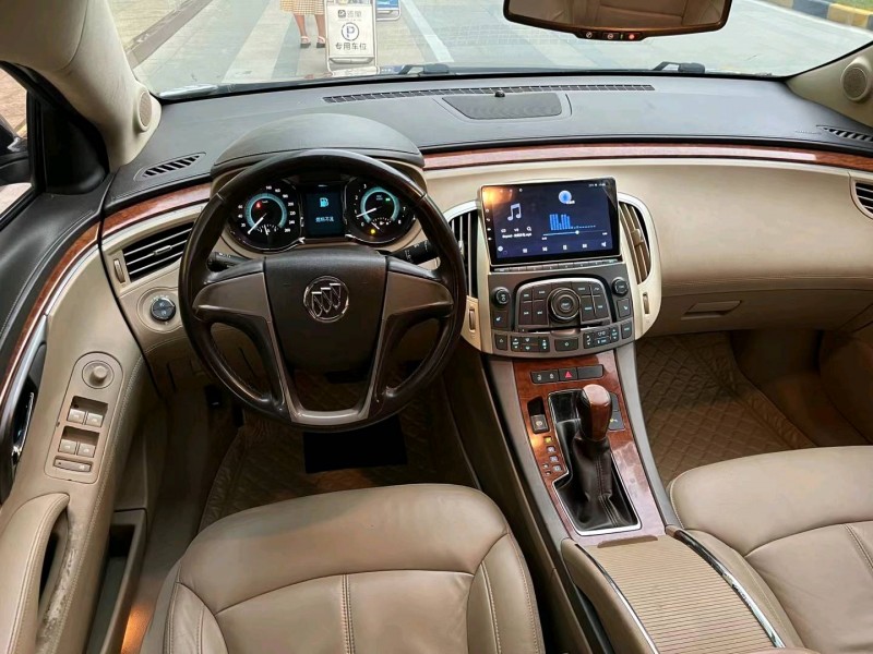 武汉13年别克君威8