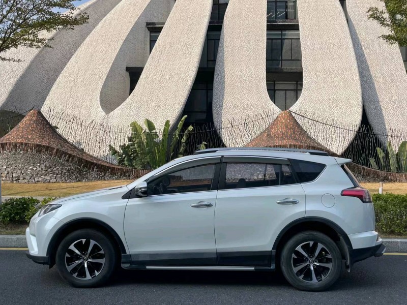 深圳17年丰田RAV4荣放8