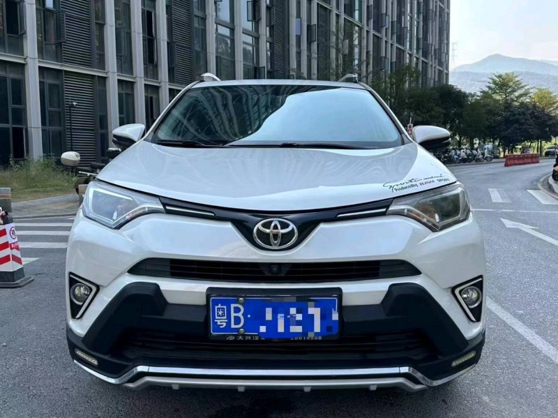 深圳18年丰田RAV4荣放1