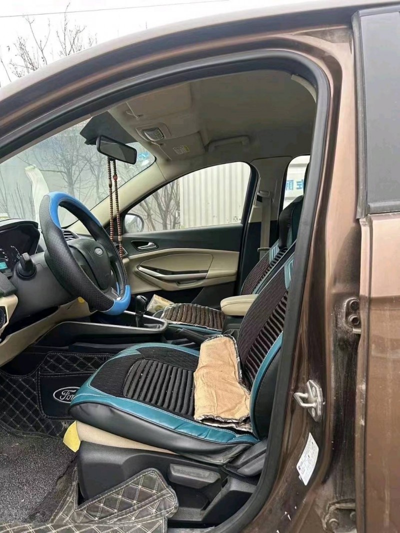 青岛16年福特福睿斯4
