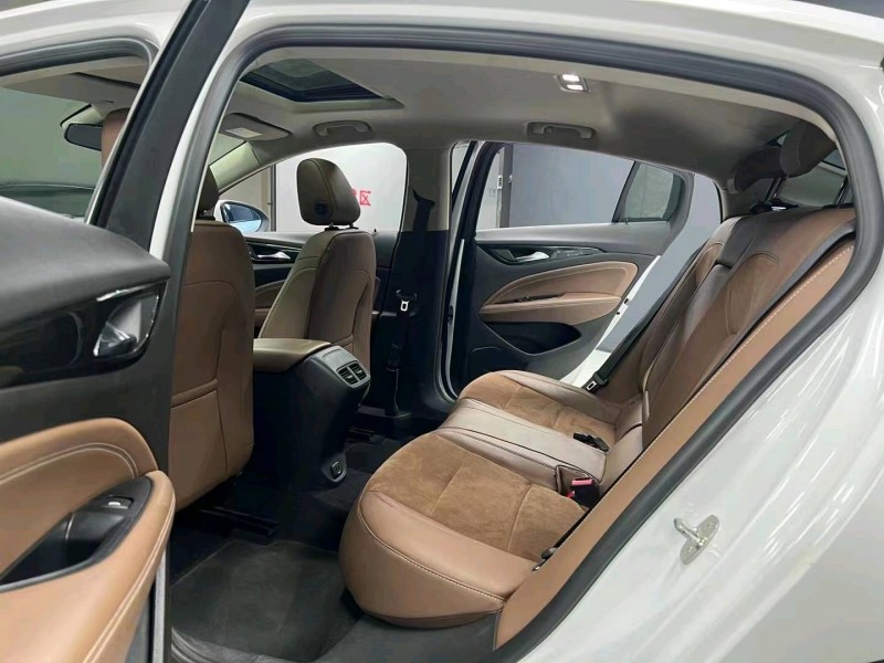 成都18年别克君威7