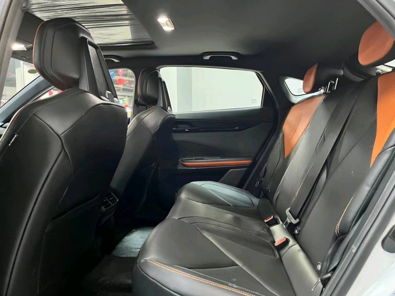 成都23年长安汽车UNI-V8